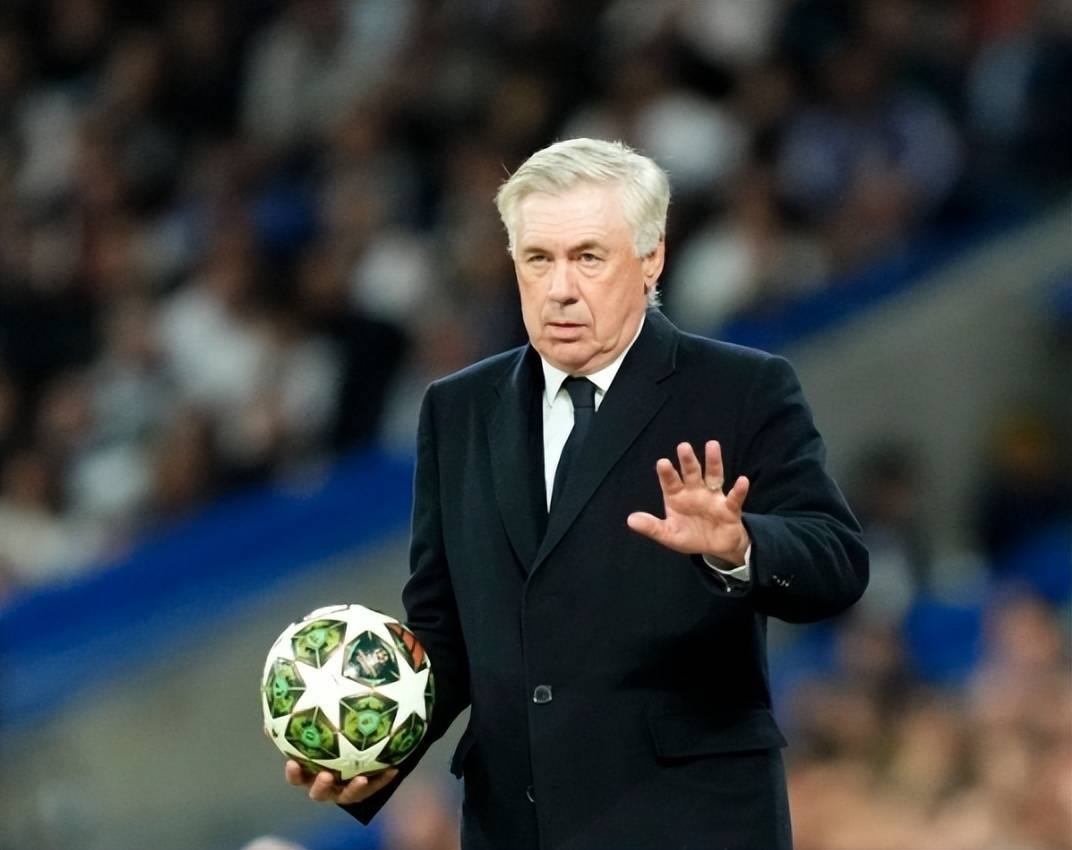 联赛落后巴萨4分，欧冠惨败阿森纳，皇马球迷怒了：安切洛蒂下课